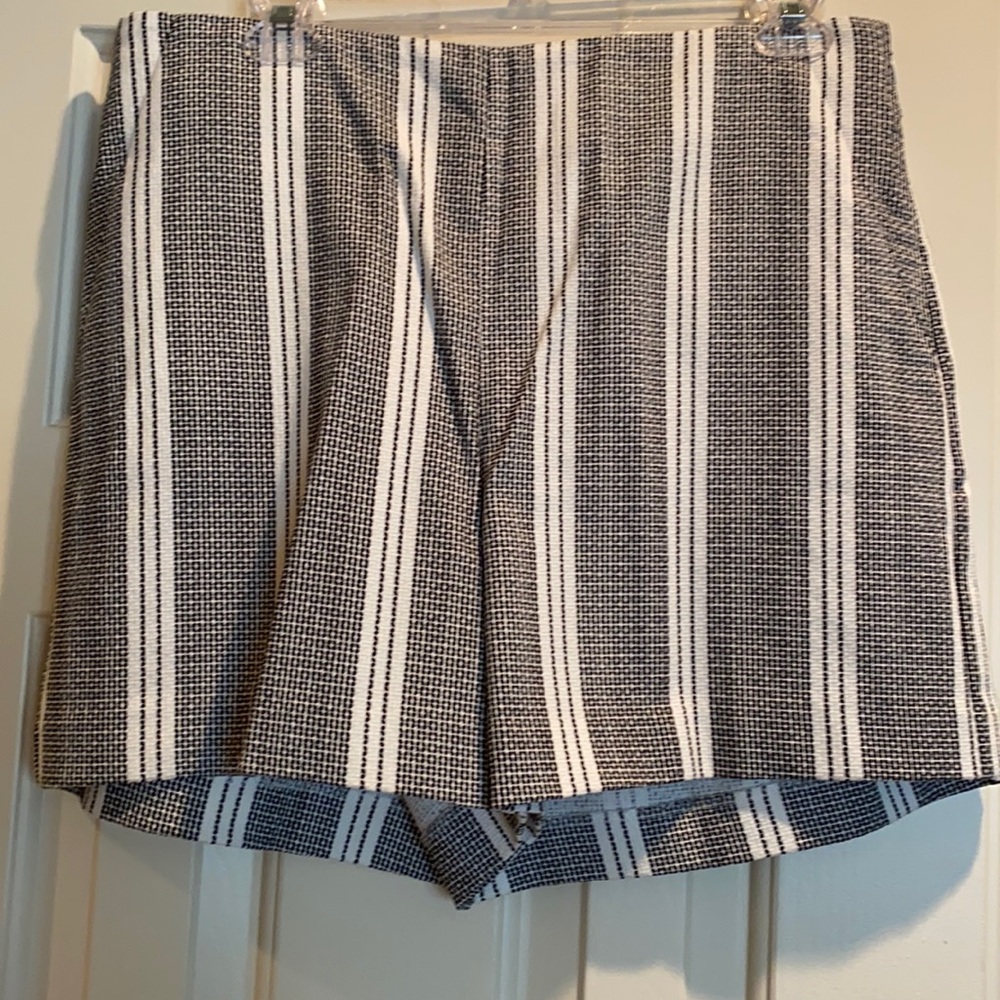 Amazing never worn shorts with pockets!